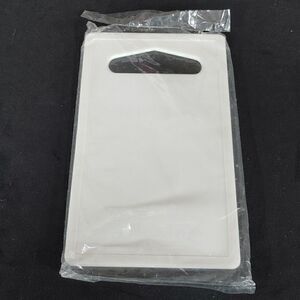 WHITE PLASTIC CHOPPING BOARD FOR CHEESE AND VEGETABLES.